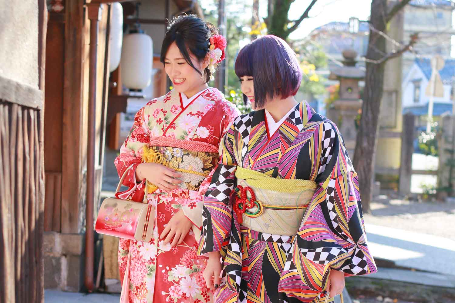 浴衣を着た2人の女性